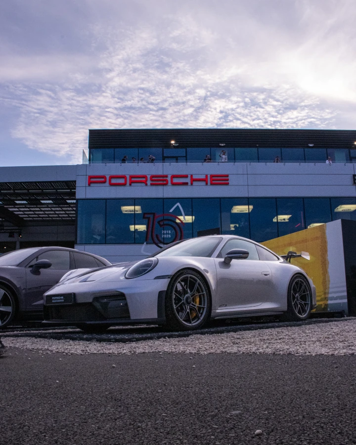 Porsche GT3 in front of the Porsche Center Le Mans